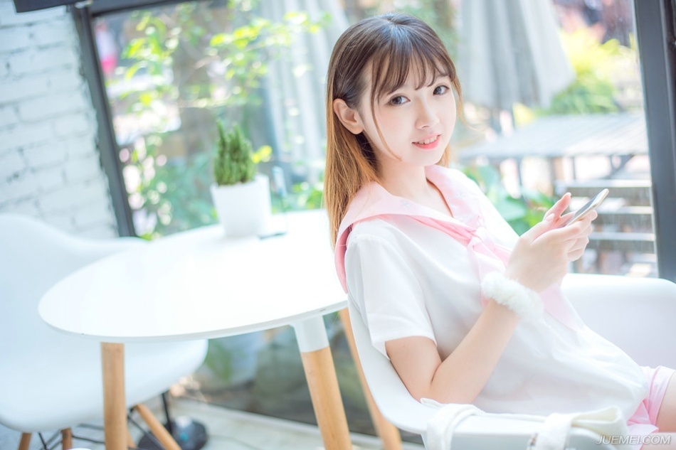“下去吧，让人通知文和先生过来。”吕布靠在椅靠上，淡然道。
